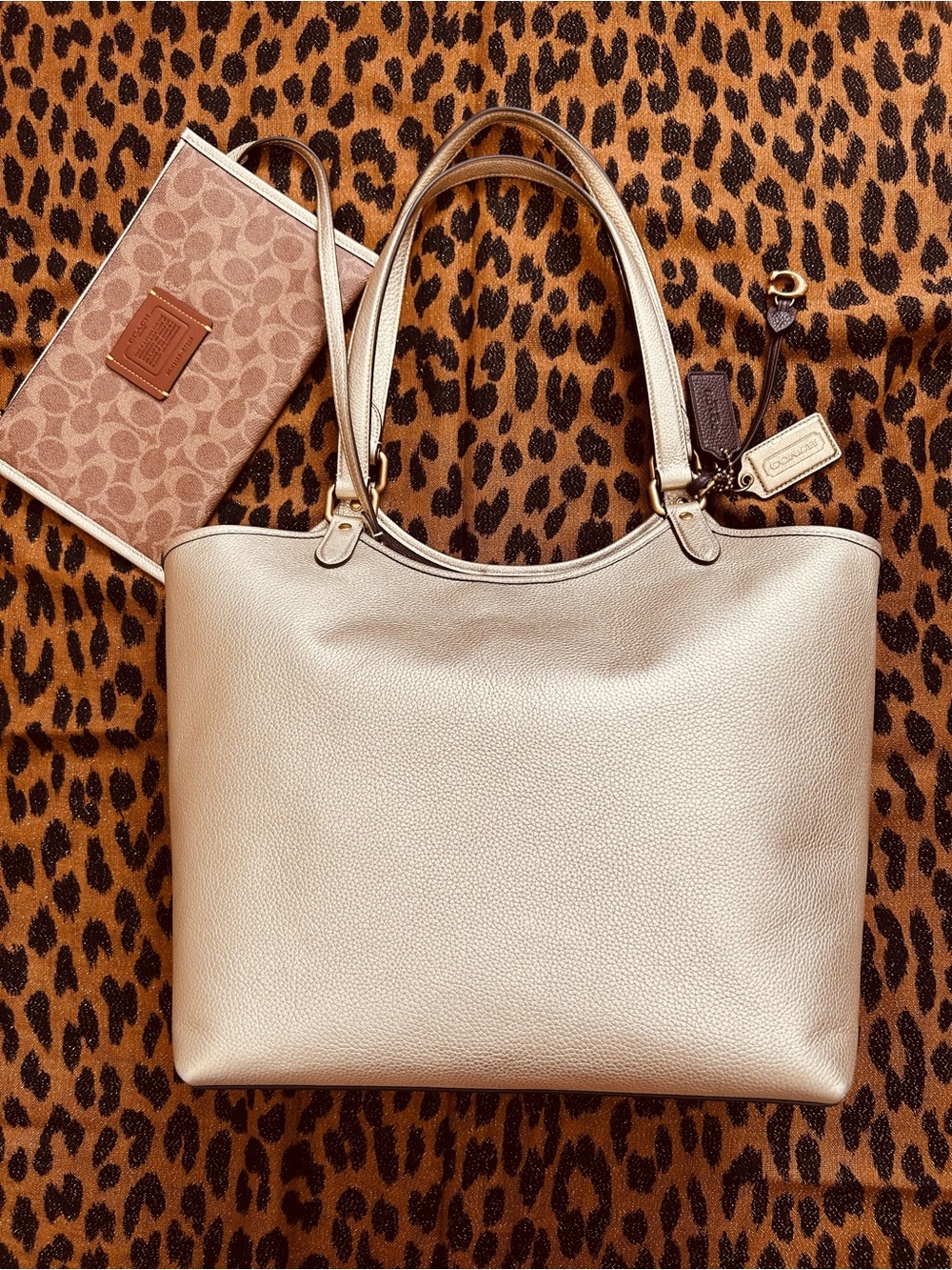 🤎NWOT💛 Coach Metallic Pebbled Leather Tote - Champagne Gold w/logo Pochette
